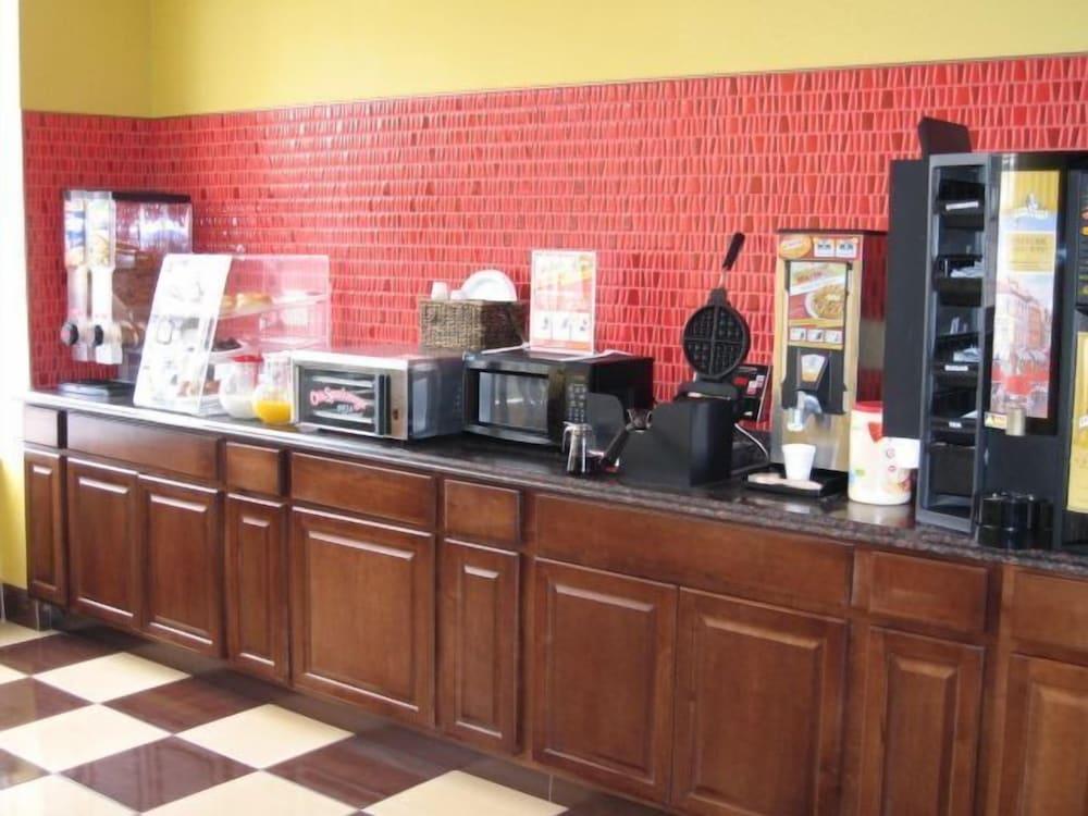 Townhouse Inn & Suites photo 15