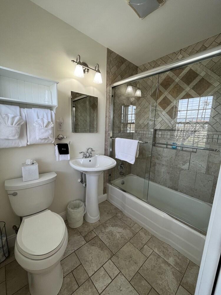 Beach Breeze Inn photo 63