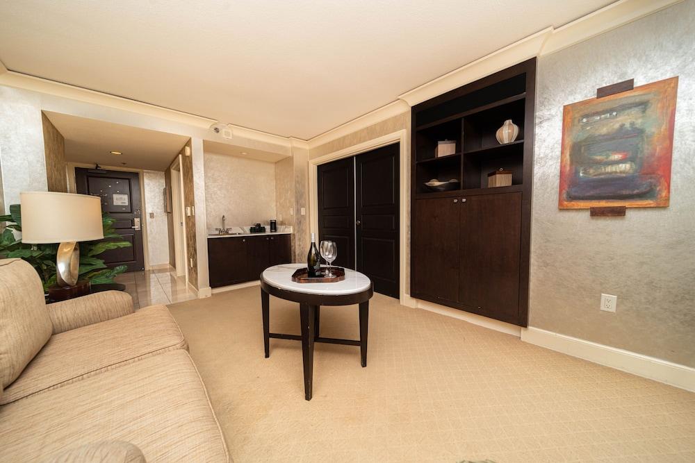 Reno Suites photo 33