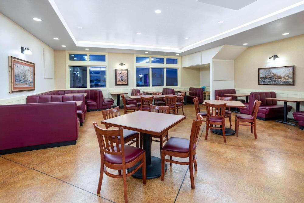 Inn at Lander, Travelodge by Wyndham photo 53