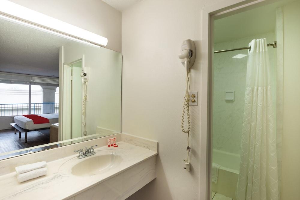 OYO Hotel Baton Rouge - Mead Rd Louisiana photo 46