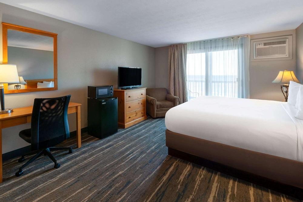 Baymont by Wyndham St. Ignace Lakefront photo 14