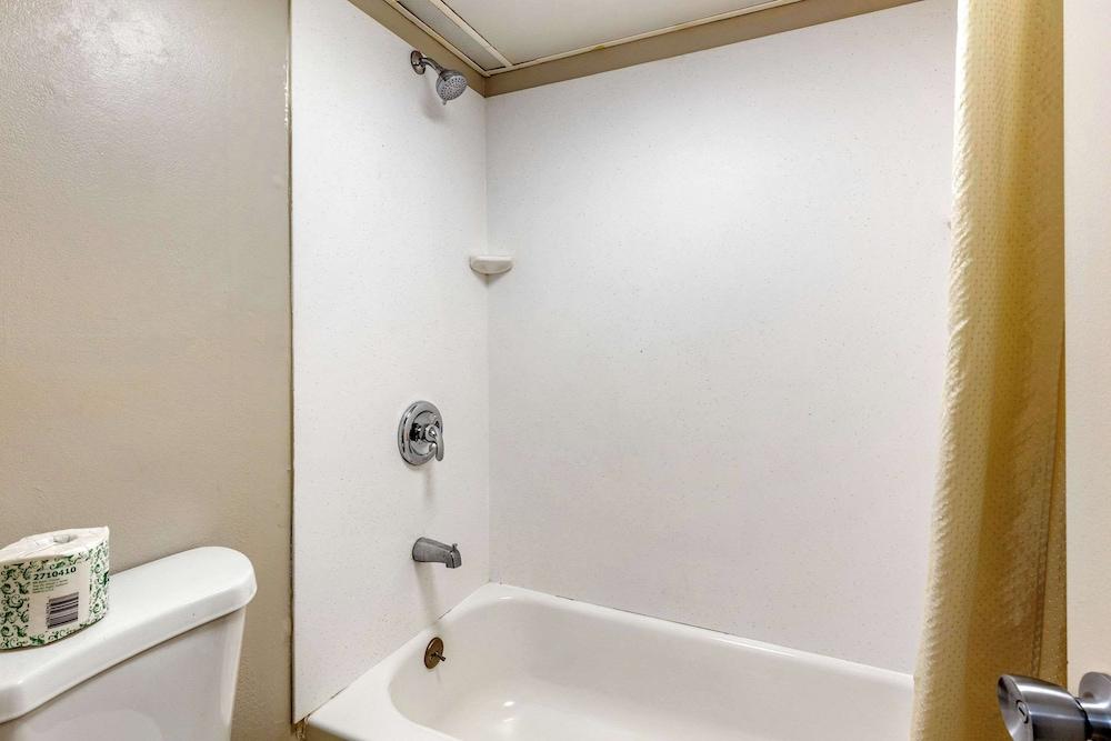 Econo Lodge Creedmoor - Butner photo 20
