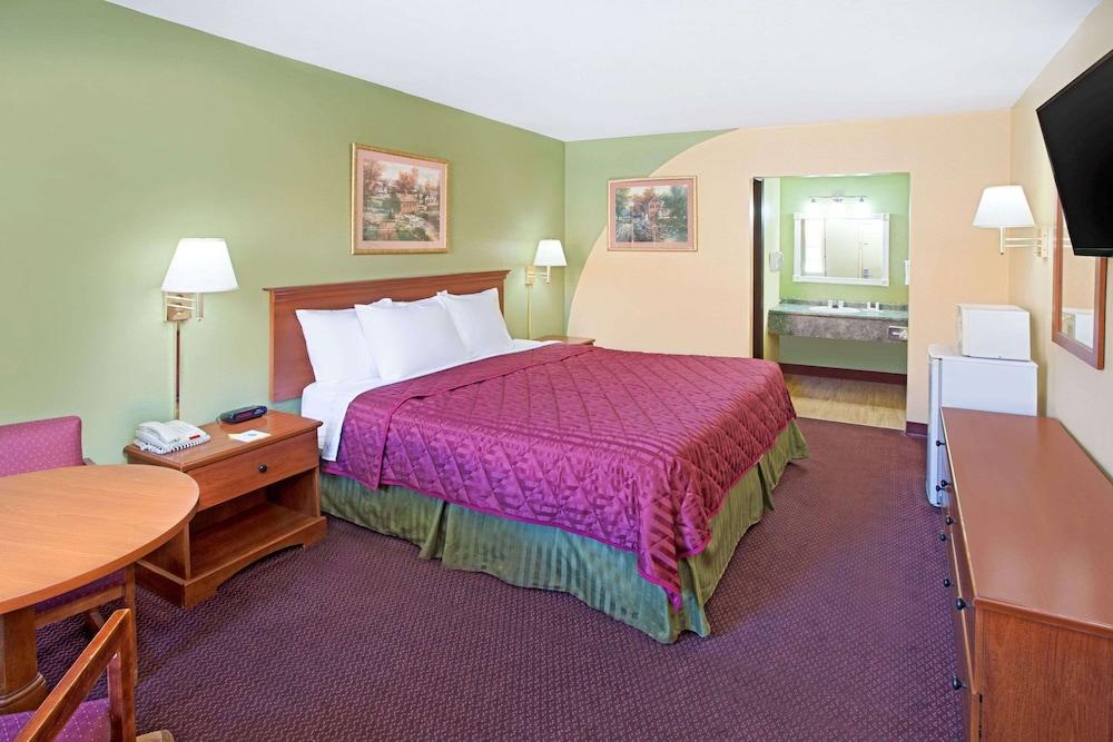Days Inn & Suites by Wyndham Terre Haute photo 3