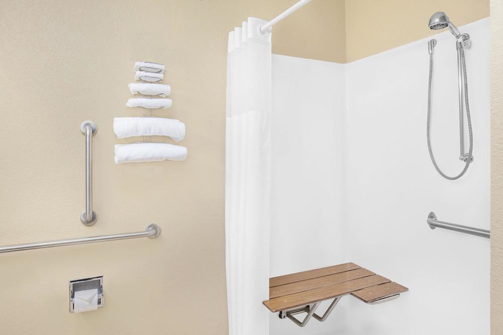 Microtel Inn & Suites By Wyndham Clear Lake photo 15