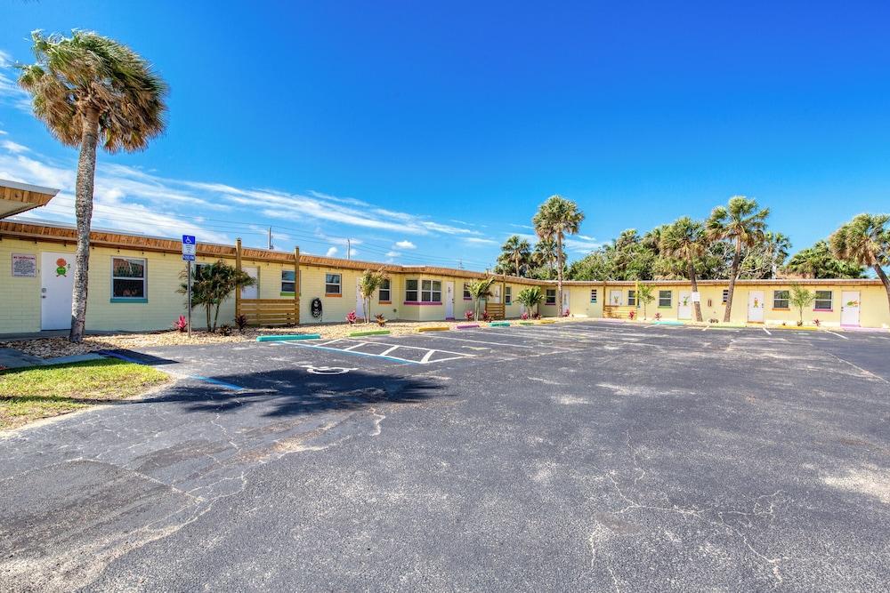 Pineapple Shores Retro Inn photo 37