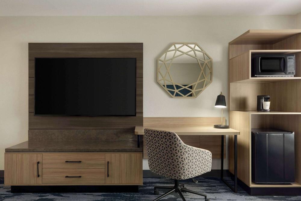 La Quinta Inn & Suites by Wyndham Austin Southwest photo 5