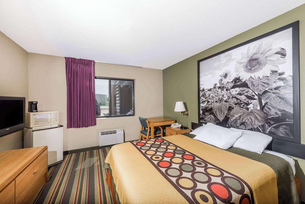 Super 8 by Wyndham Chanute photo 8