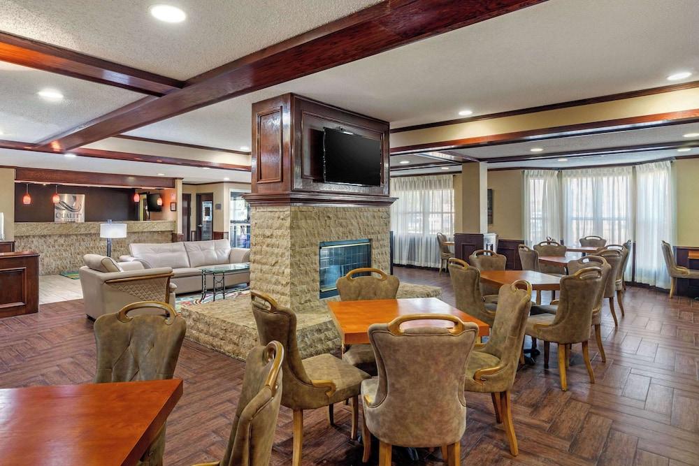 Quality Suites Addison - Dallas photo 20