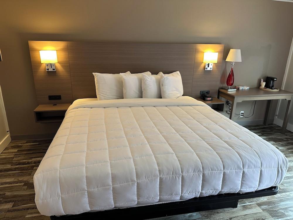 Whaler Inn and Suites photo 11