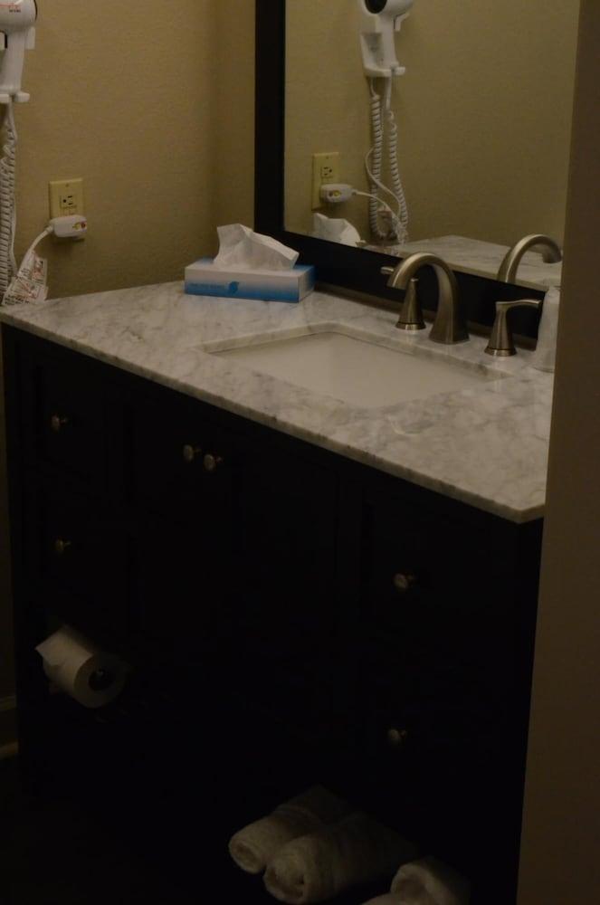 Brookshire Inn & Suites photo 19