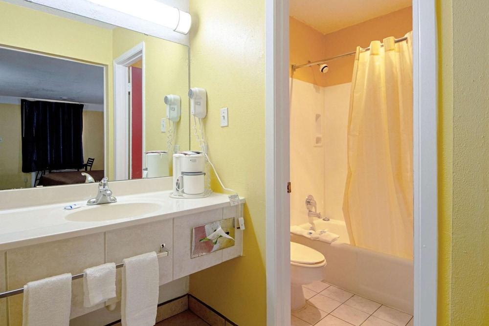 Economy Inn & Suites photo 34