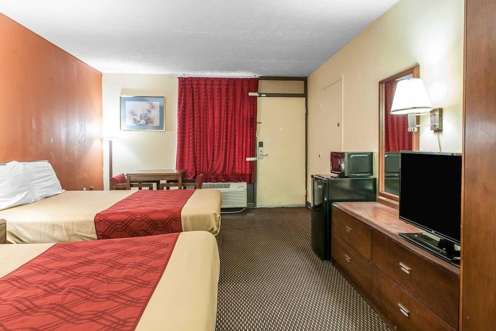 Econo Lodge Seymour photo 12