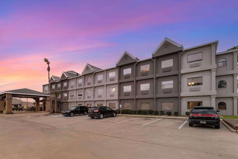 Comfort Suites Shenandoah-The Woodlands photo 12