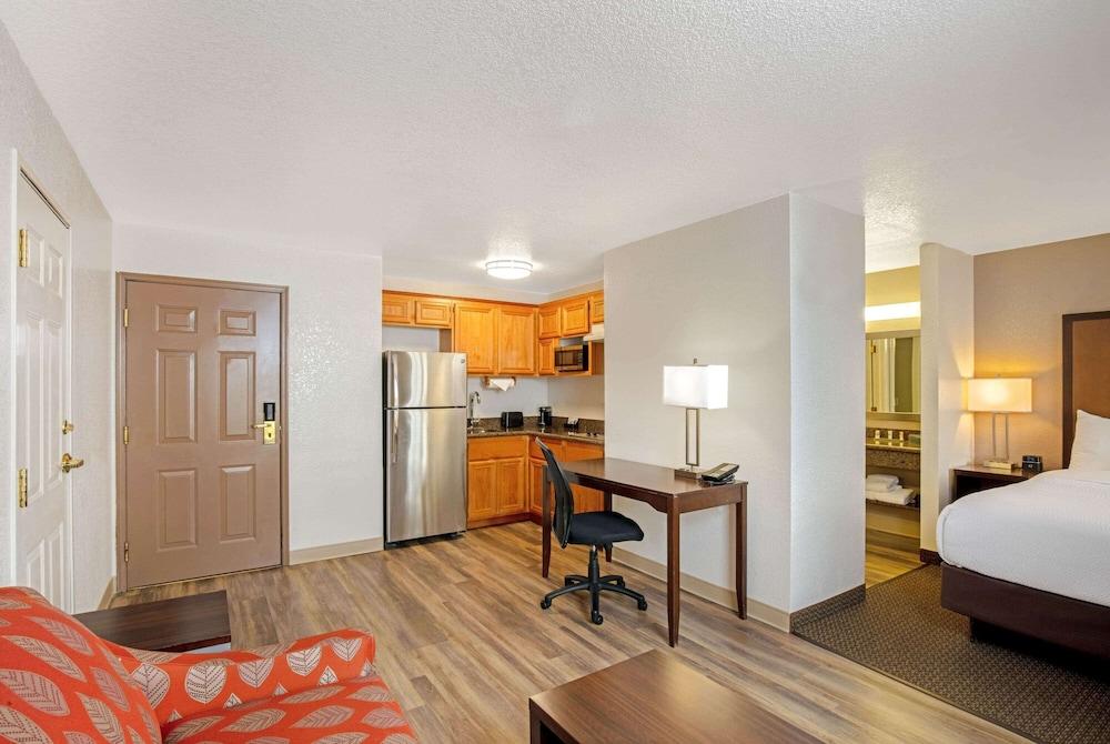 La Quinta Inn & Suites by Wyndham Las Vegas Red Rock photo 12
