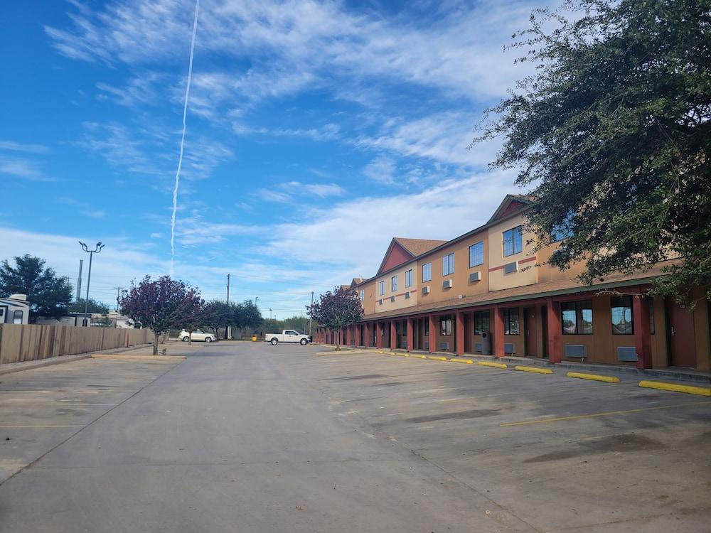 Cotulla Whitten Inn photo 50