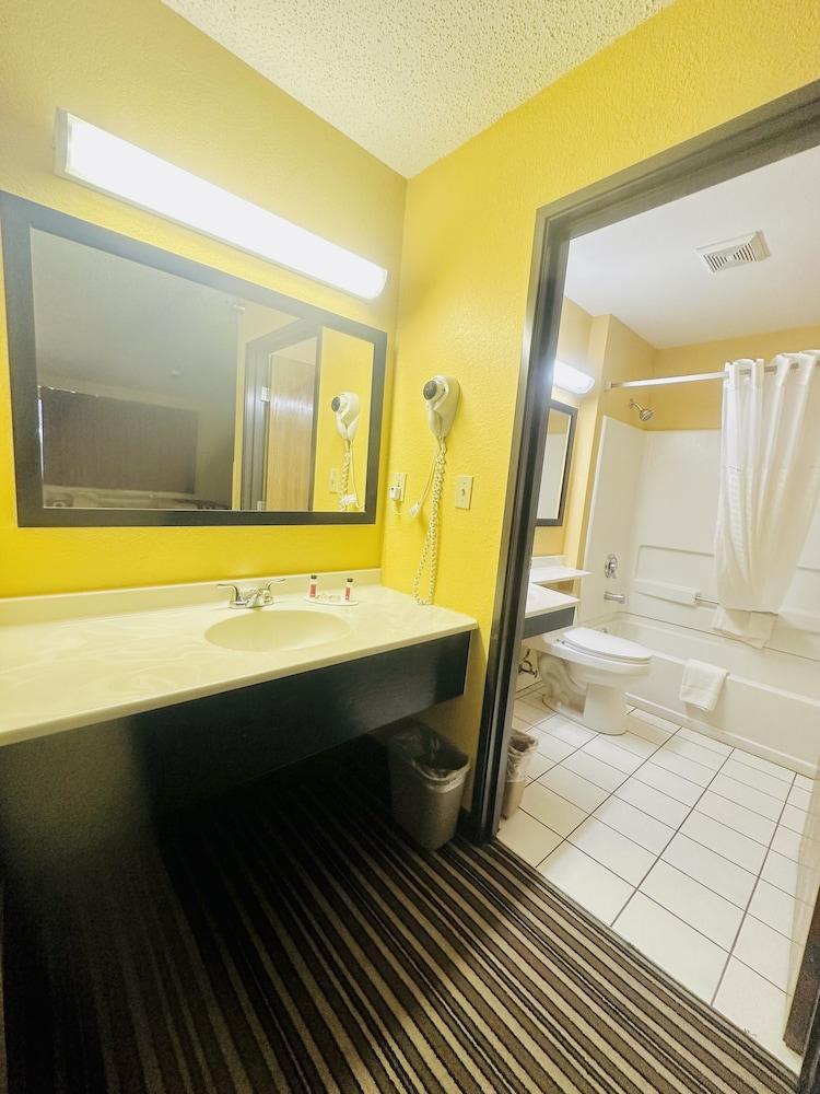 Super 8 by Wyndham Warrenton photo 29