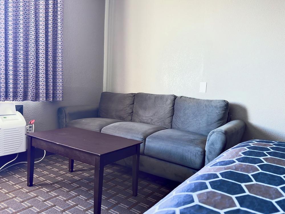 American Inn Cedar Rapids South photo 34