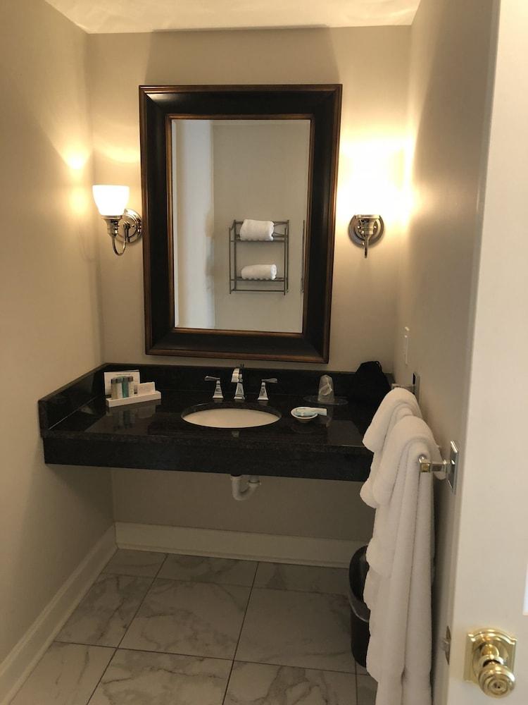 Carriage House Inn photo 26