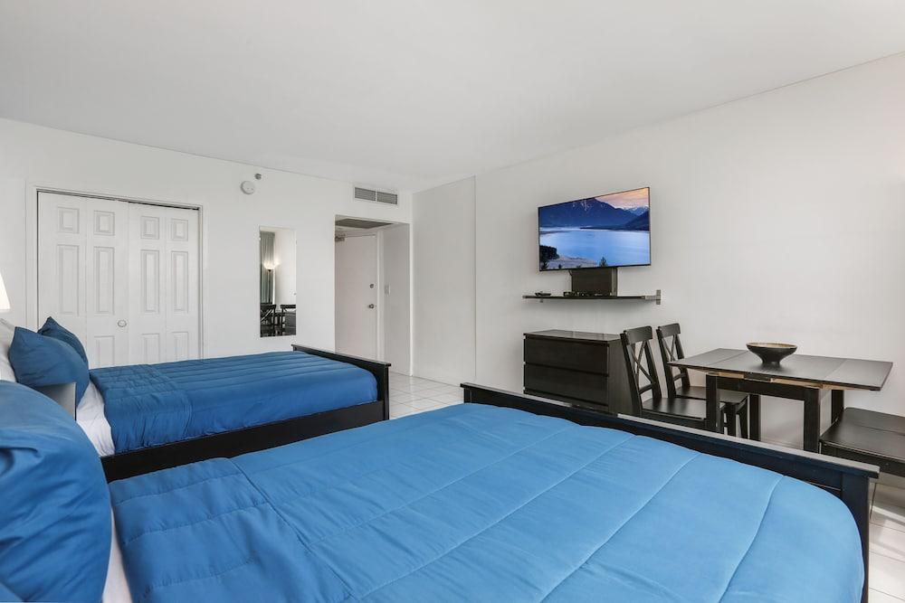 Castle Beach Suites by MiaRentals photo 41