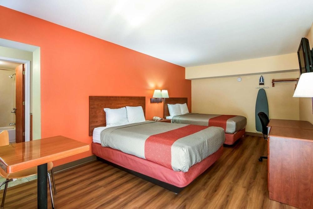 Rodeway Inn & Suites photo 12
