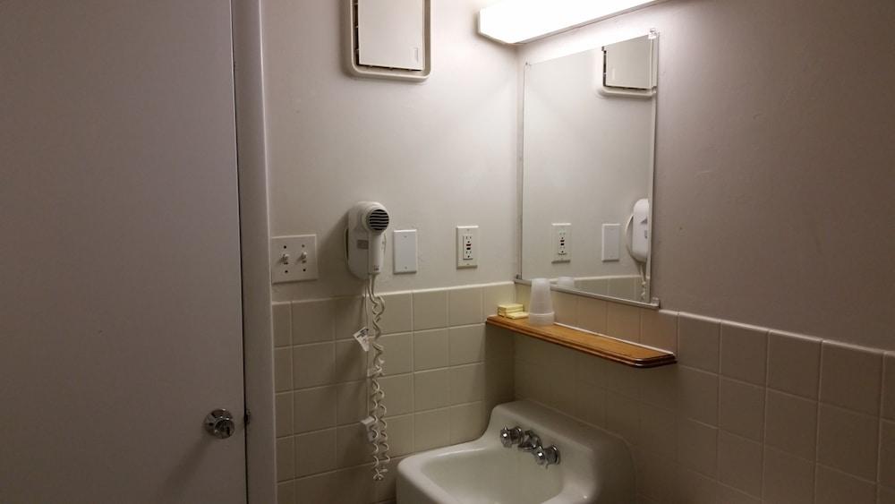 Quarterdeck Motel photo 14