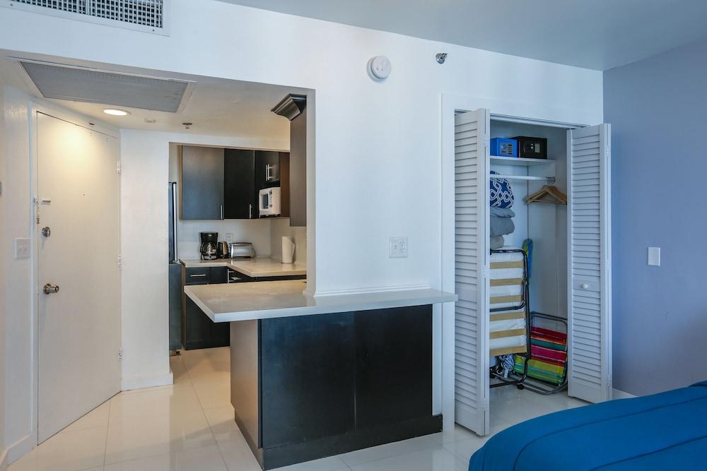 Castle Beach Suites by MiaRentals photo 5