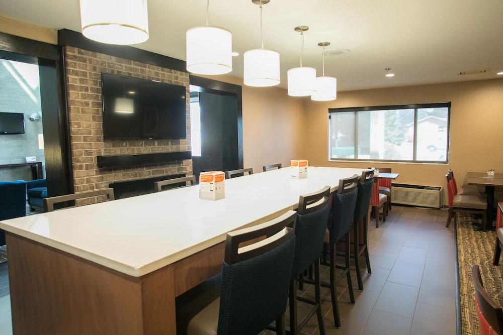 Comfort Suites Oakbrook Terrace near Oakbrook Center photo 37