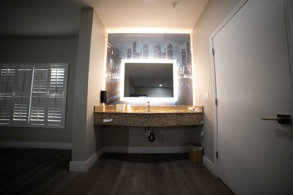 Mid City Inn and Suites photo 56