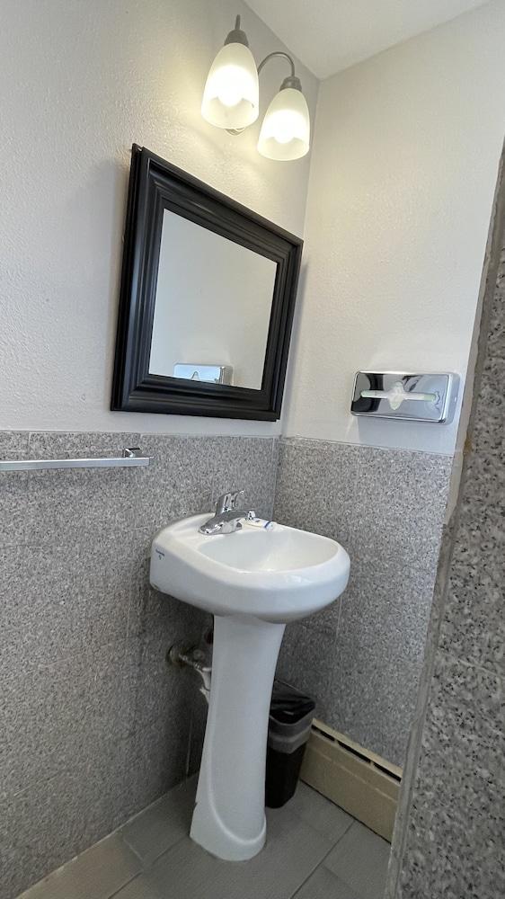 Rodeway Inn Pittsfield photo 12