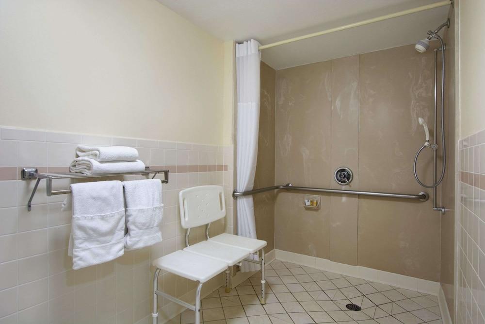 Days Inn by Wyndham Longview South photo 9