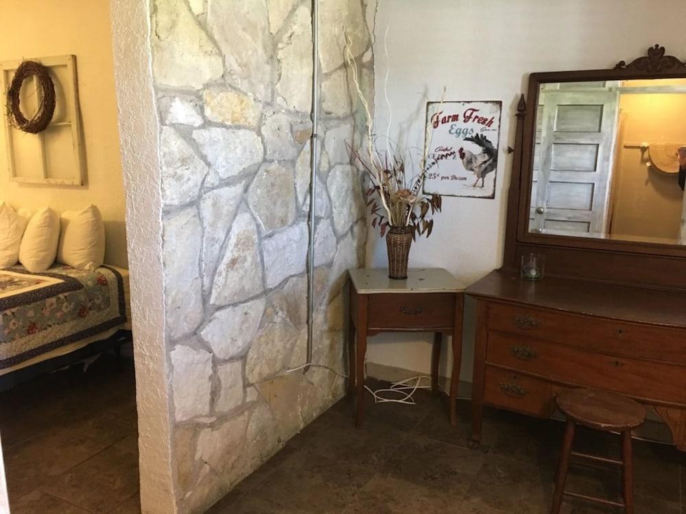 The Leakey Inn by CMD photo 44