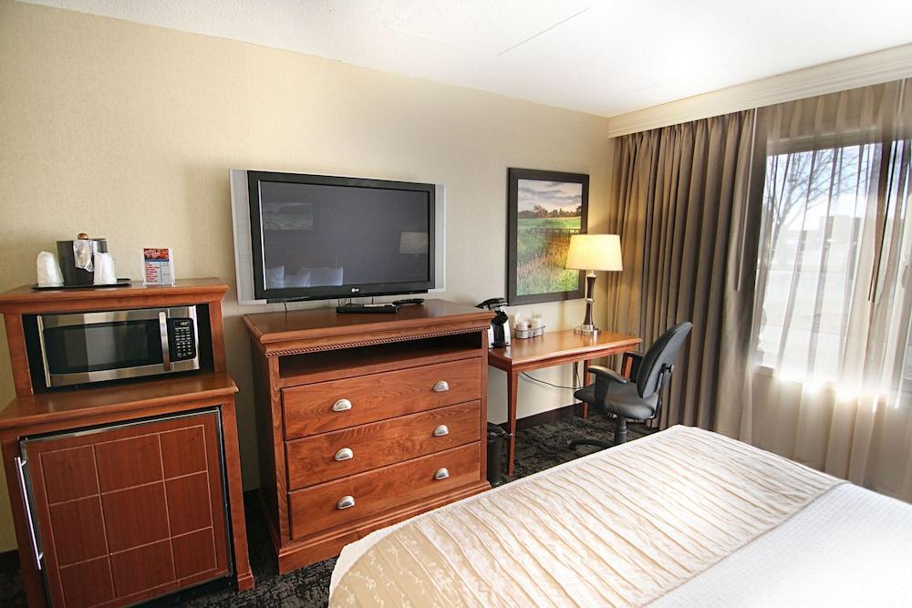 C'mon Inn Hotel & Suites photo 9