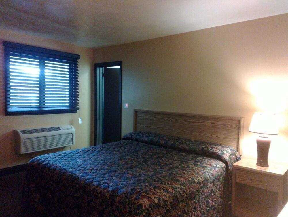 Colonial Inn Motel photo 19