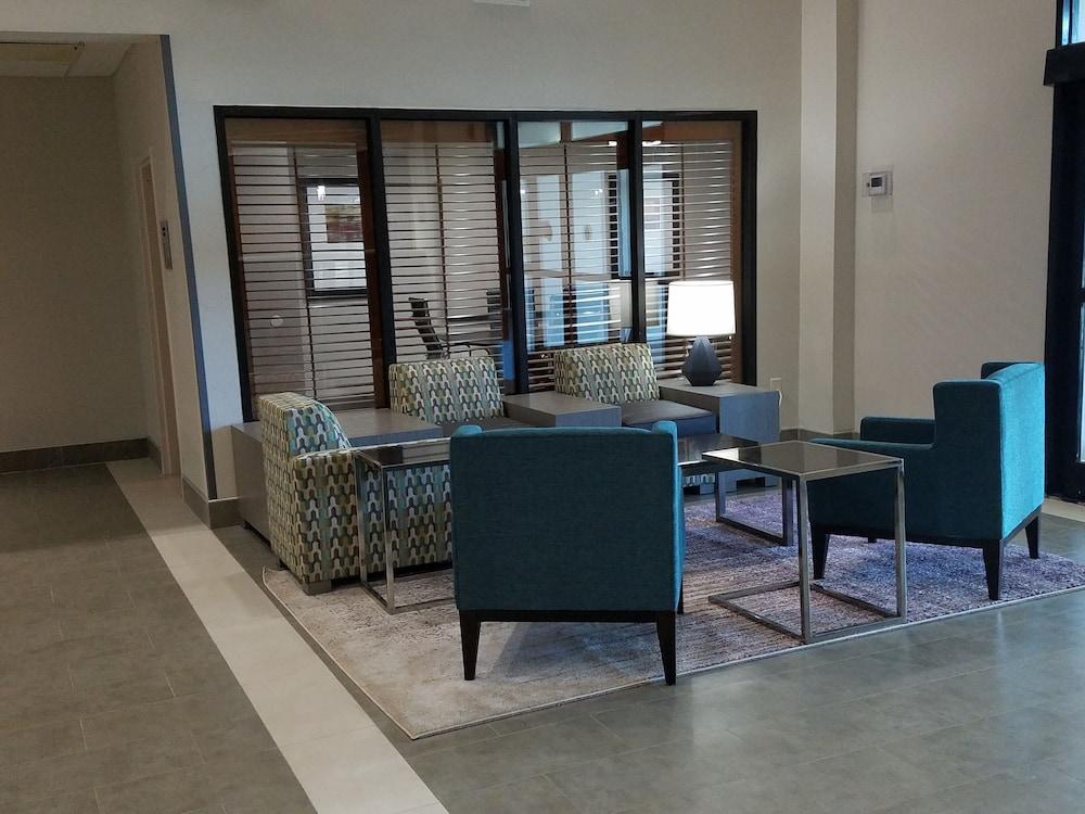 Comfort Inn & Suites Columbus North photo 8