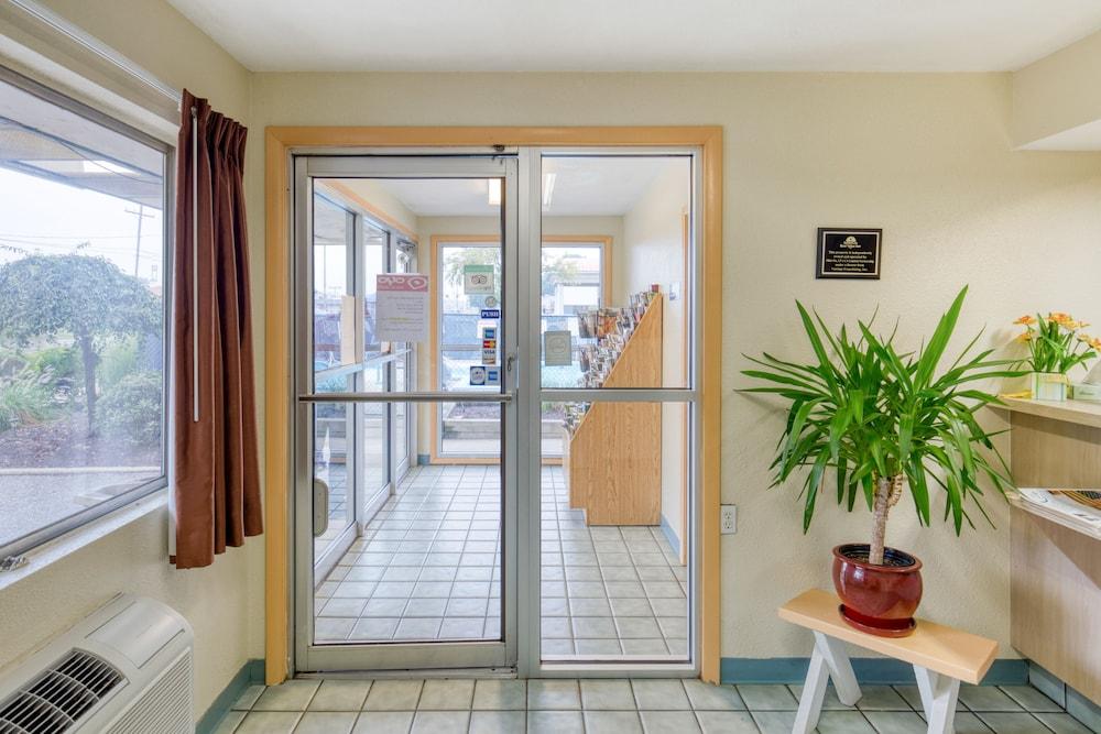 Days Inn by Wyndham New Philadelphia photo 2