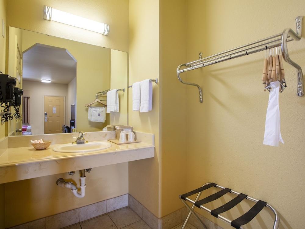 OYO Hotel Valley View TX, I-35 photo 24