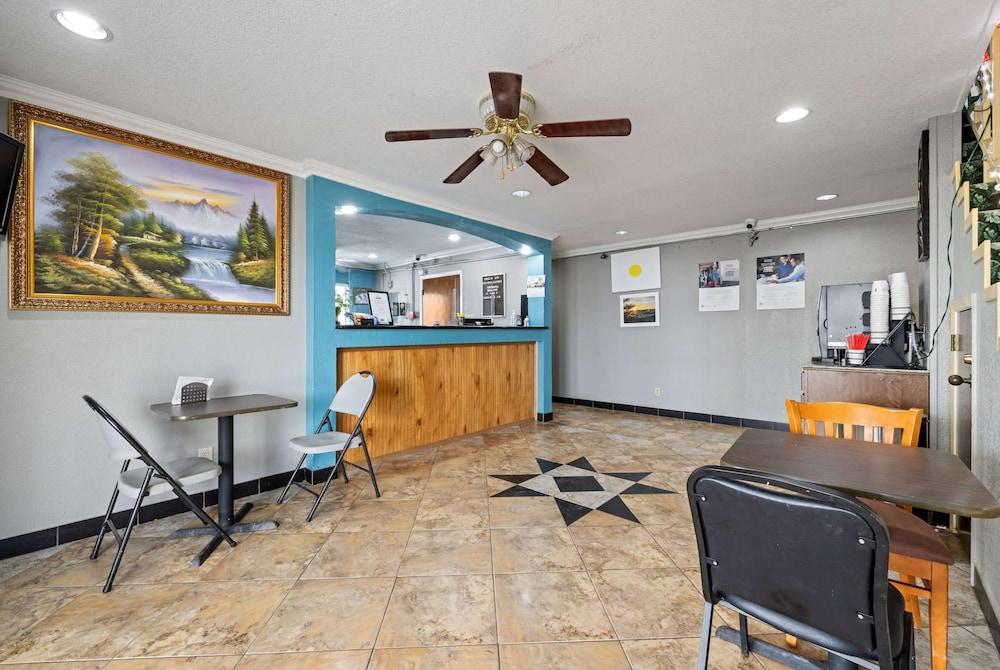 Days Inn by Wyndham Kenedy/Karnes City photo 15
