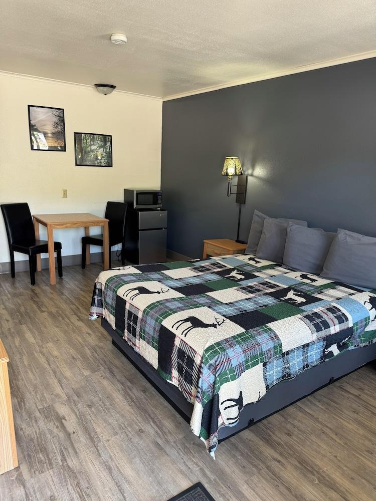 Deer Lodge Motel photo 8