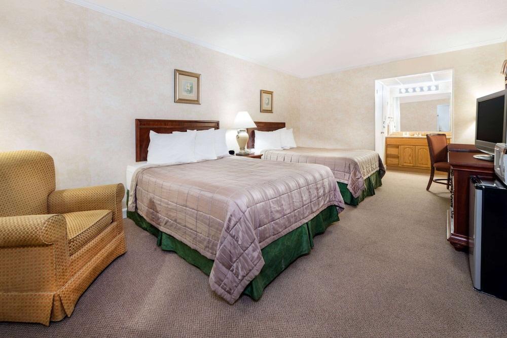 Howard Johnson by Wyndham Burlington photo 4