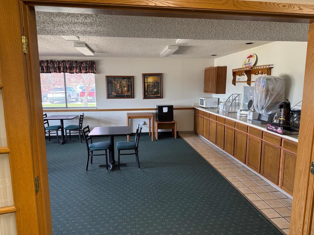 Budget Inn and Suites photo 7