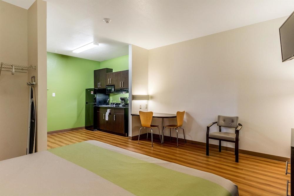 Super 8 by Wyndham Kenedy photo 18