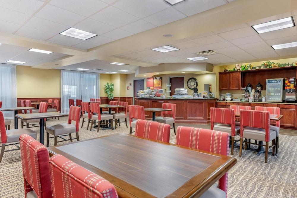 Comfort Suites Findlay I-75 near Sports Complex photo 41