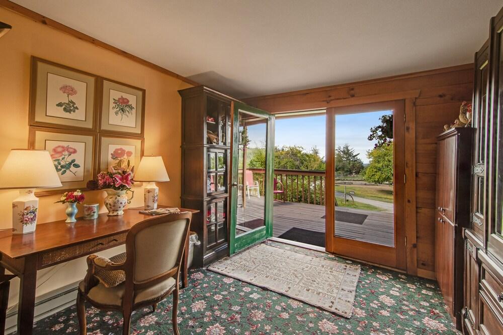 Deer Harbor Inn photo 28