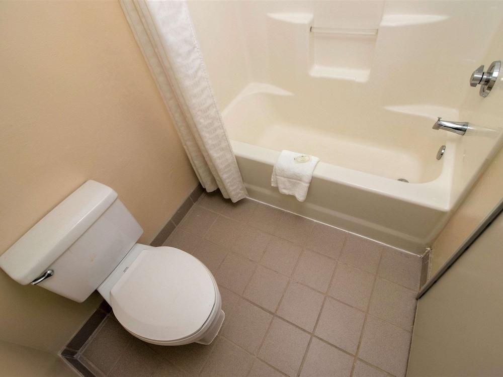 Quality Suites Lake Wright - Norfolk Airport photo 12