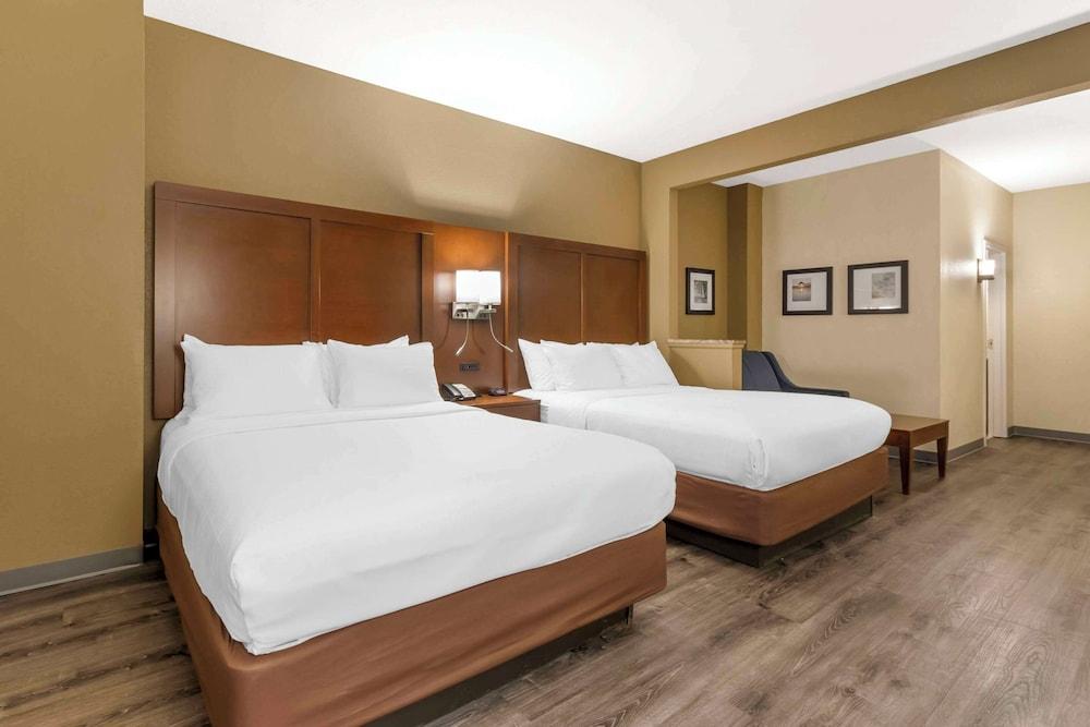 Comfort Suites photo 9