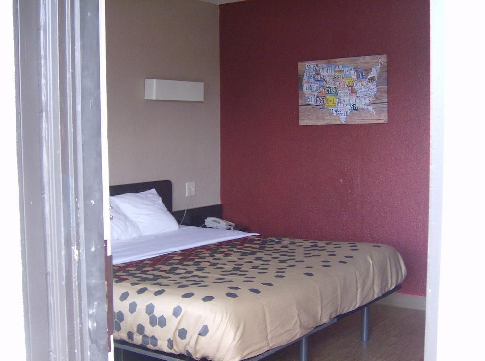 Econo Lodge Inn & Suites photo 10