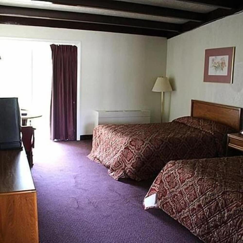 Hometown Inn Staunton photo 12