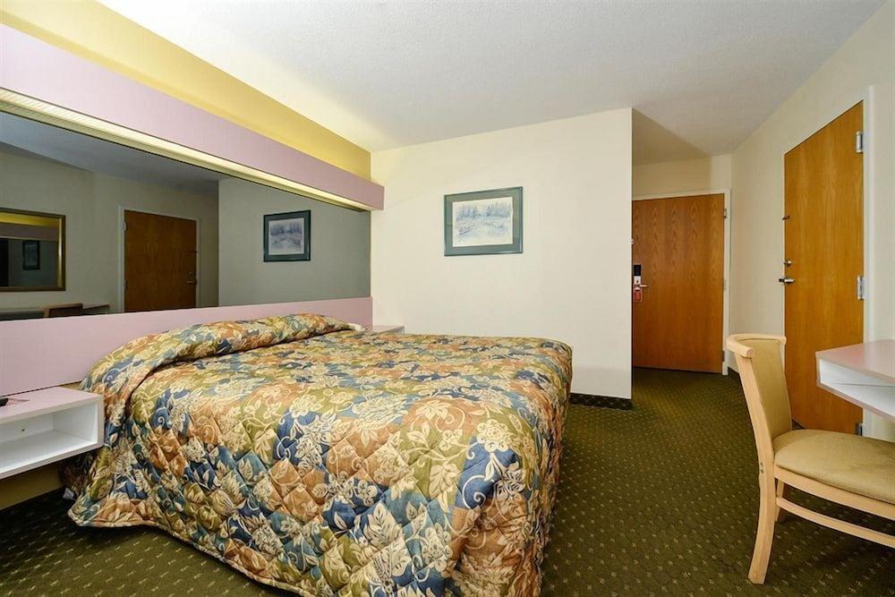 Travelers Inn photo 2