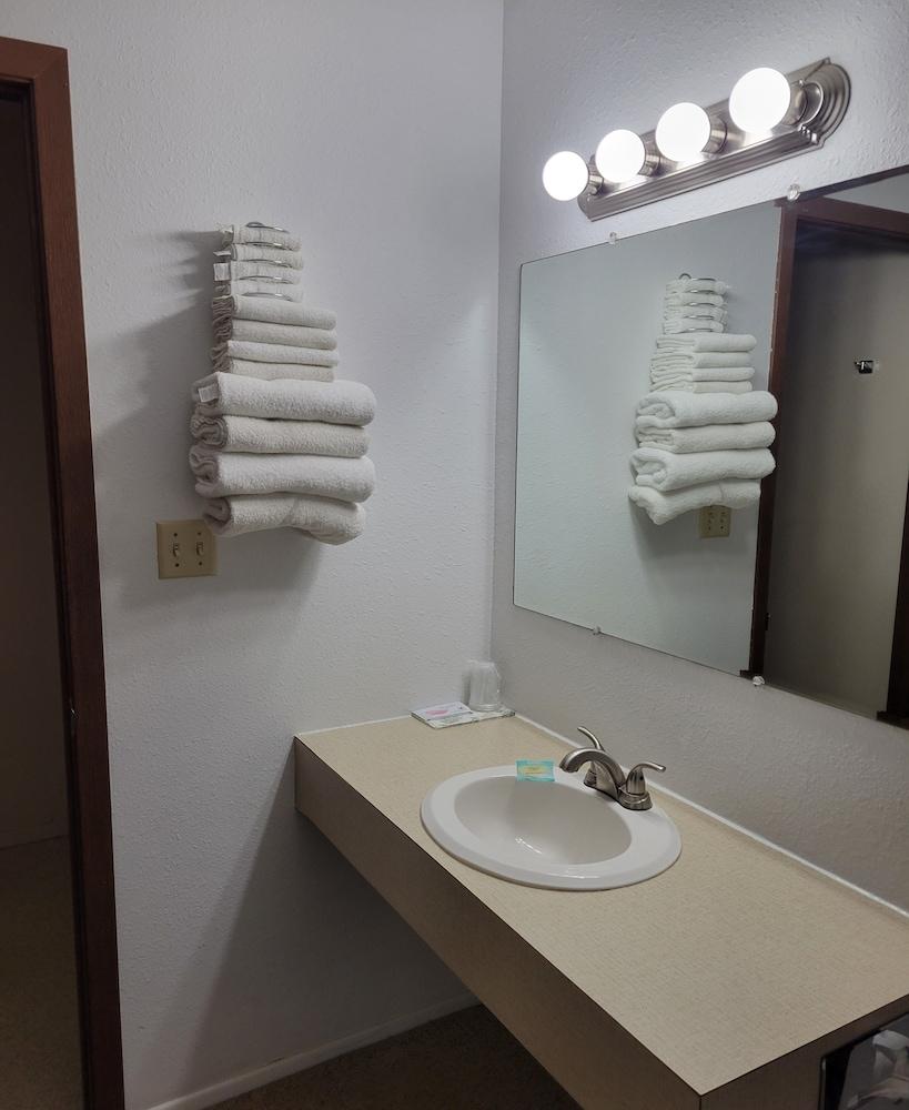 Hotel O The Kings Inn Culberston MT HWY 2 photo 6